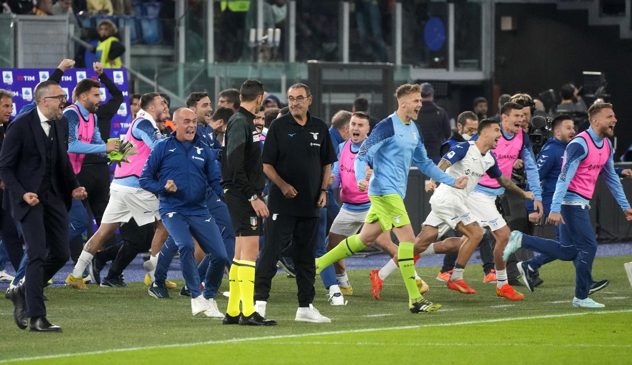 Kemenangan tersebut membuat Lazio naik ke peringkat tiga klasemen dengan raihan 27 poin. Sementara AS Roma turun ke posisi enam dengan raihan 25 poin. (AP/Gregorio Borgia)