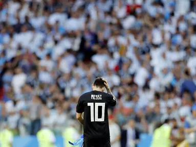 Striker Argentina, Lionel Messi, memegang kepala usai gagal mengalahkan Islandia pada laga Piala Dunia di Stadion Spartak, Sabtu (16/6/2018). Argentina bermain imbang 1-1 dengan Islandia. (AP/Antonio Calanni)