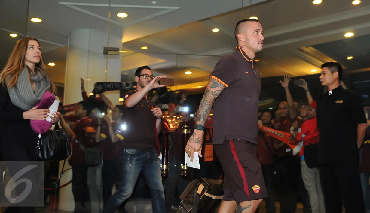 Pemain tim sepakbola AS Roma Radja Nainggolan tiba di Hotel Shangri La, Jakarta, Jumat (24/07/2015). Tim liga Italia berjulukan Giallorossi (Kuning-Merah) tersebut akan menggelar pertandingan intern antara skuadnya.  (Liputan6.com/Herman Zakharia)
