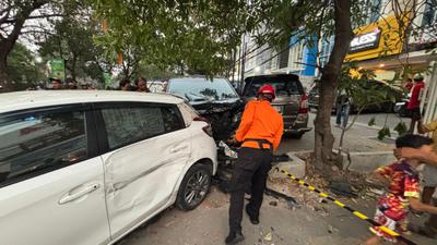 Usai Tabrak Lari, Alphard Hantam Belasan Kendaraan di Surabaya hingga Ringsek