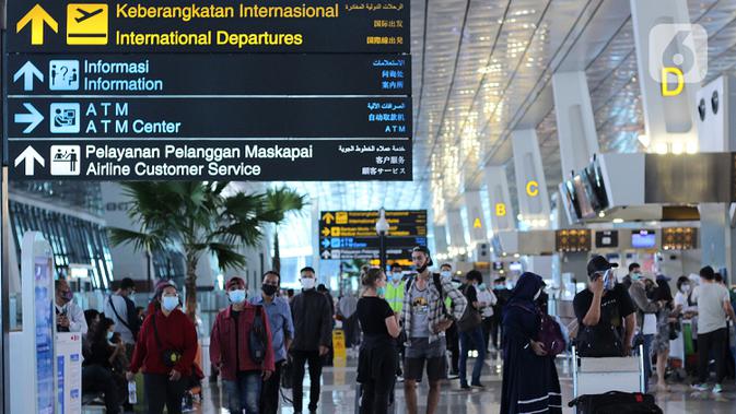 Calon penumpang beraktivitas di Terminal 3 Bandara Soekarno Hatta, Tangerang, Banten, Jumat (18/12/2020). PT Angkasa Pura II (Persero) atau AP II memprediksi lalu lintas sebanyak 2,1 juta penumpang pada periode angkutan Natal dan Tahun Baru 2021. (Liputan6.com/Angga Yuniar)