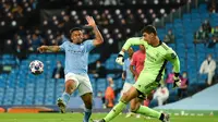 Kiper Real Madrid, Thibaut Courtois, mencoba menghalangi penyerang Manchester City, Gabriel Jesus dalam laga leg kedua 16 besar Liga Champions 2019/2020 di Etihad Stadium, Sabtu (8/8/2020). (AFP/Peter Powell)