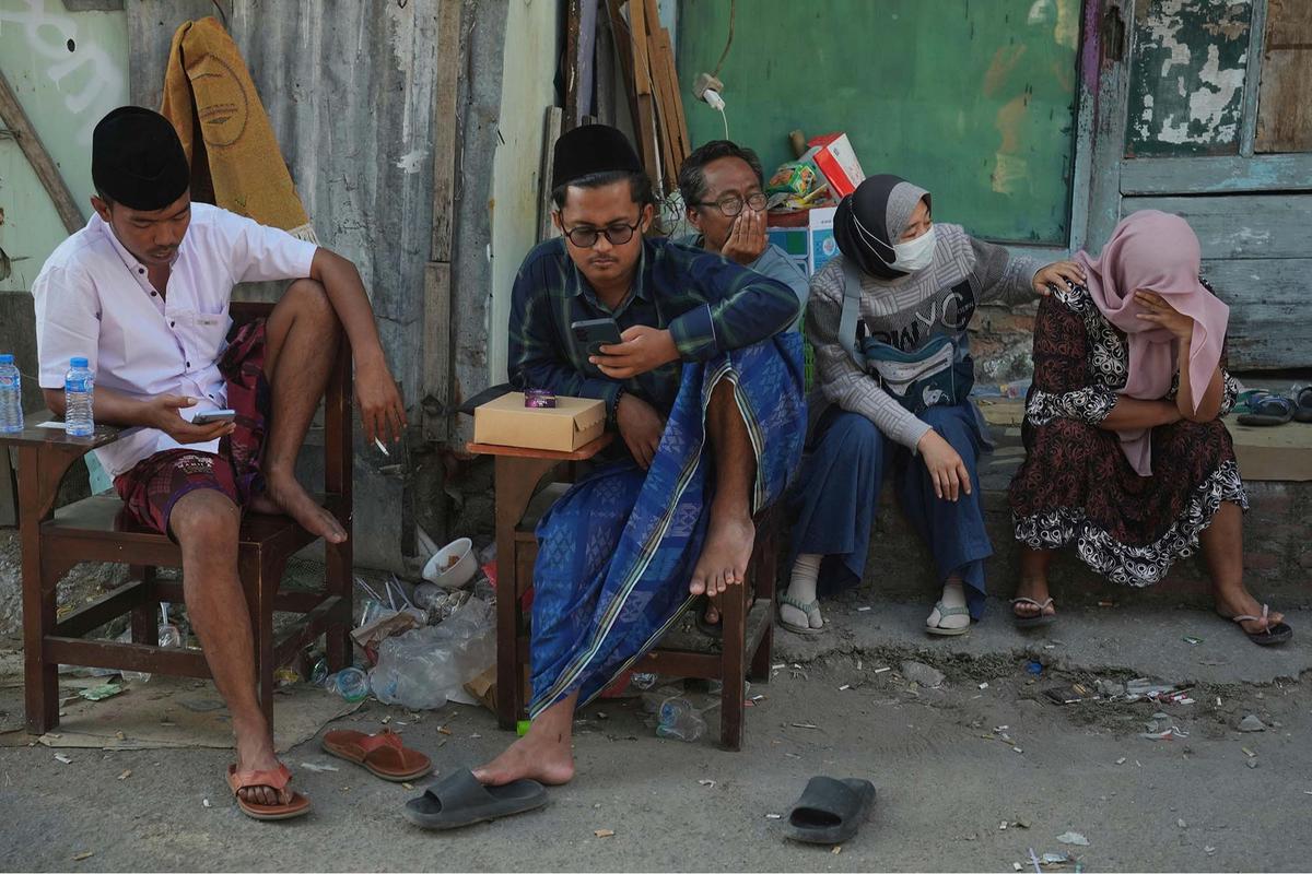 FOTO: Harap dan Cemas, Keluarga Santri Setia Menunggu di Lokasi Musala Ambruk