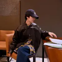 Aktris Korea Selatan ini kembali membuktikan bahwa pesona elegan tak selalu harus hadir lewat gaun feminin, justru lewat siluet simpel dan styling yang tepat, karismanya kian terasa kuat. [@kyo1122].