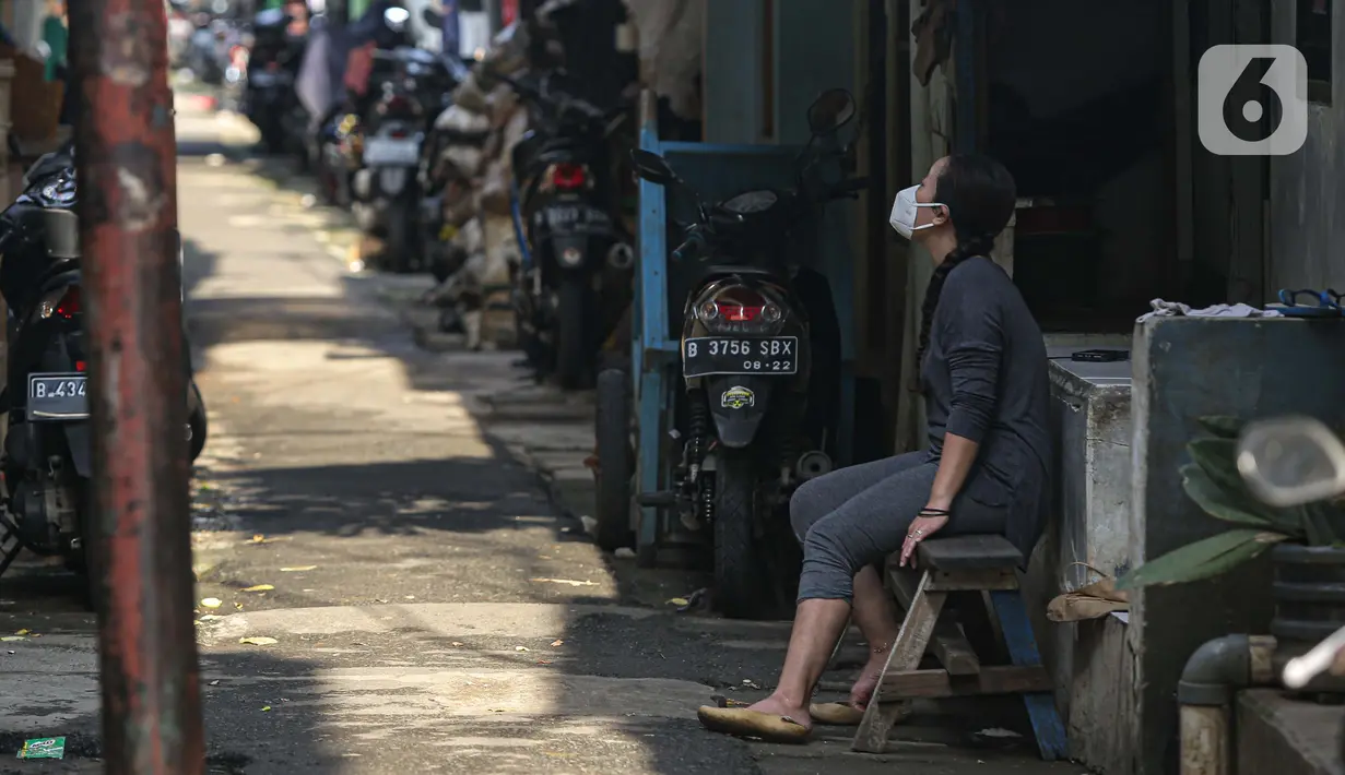Warga beraktivitas di zona merah COVID-19 Kelurahan Petogogan RT 006 RW 003, Jakarta, Selasa (22/6/2021). Pemprov DKI menetapkan 10 RT sebagai zona merah yang tersebar di Jakarta Pusat satu RT, Jakarta Timur tiga RT, Jakarta Barat tiga RT dan Jakarta Selatan tiga RT. (Liputan6.com/Faizal Fanani)