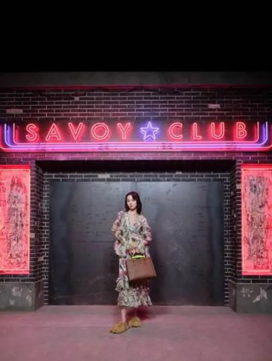 Ju Xiaowen mengenakan Gucci Ouverture gading dengan motif burung warna-warni. Dengan potongan v-neck, gaun midi lengan panjang berbahan sutra ini memiliki detail ruffle yang natural. Outfit cantik ini dipadukan dengan Gucci Diana kulit berwarna cokelat. (Gucci)