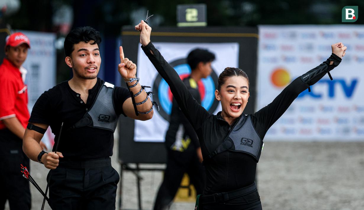 Selebritas Indonesia, Saaih Halilintar dan Aqeela Calista merayakan kemenangan setelah menjuarai cabor panahan Turnamen Olahraga Selebriti Indonesia (TOSI) Season 3 yang berlangsung di Arthayasa Stable, Depok, Jawa Barat, Jumat (01/11/2024). (Bola.com/Bagaskara Lazuardi)