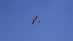 Kendaraan udara tak berawak (UAV atau drone) gerakan Islam Palestina Hamas terlihat selama latihan militer oleh Hamas dan faksi bersenjata Palestina lainnya di Kota Gaza (29/12/2020). (AFP/Mohammed Abed)