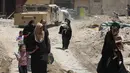 Warga sipil Irak bersama sejumlah anak saat mengungsi dari Kota Tua di Mosul, 1 Juli 2017. Dana Anak PBB (UNICEF) pada 29 Juni 2017, mengatakan ribuan anak telah terjebak di daerah yang masih dikuasai ISIS di pusat kota tua itu. (AHMAD AL-RUBAYE/AFP)