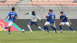 Pemain Timnas Inggris U-17, Joel Ndala, dikepung pemain Uzbekistan U-17 pada babak 16 besar Piala Dunia U-17 2023 di Jakarta International Stadium (JIS), Rabu (22/11/2023). Gerakan pemain muda Manchester City itu sukses merepotkan barisan pertahanan lawan. (Bola.com/M Iqbal Ichsan)