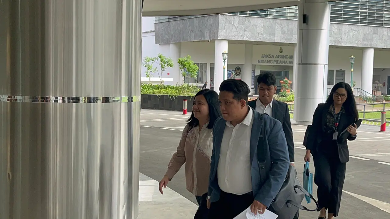 Mantan stafsus eks Mendikbudristek Nadiem Makarim, Fiona Handayani (FH) (batik krem) memenuhi panggilan Kejagung terkait kasus dugaan tindak pidana korupsi pengadaan digitalisasi pendidikan Kemendikbudristek Tahun 2019-2023.