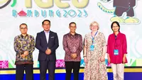 Menteri Pendidikan, Kebudayaan, Riset, dan Teknologi (Mendikbudristek) Nadiem Anwar Makarim bersama Gubernur Jawa Barat, Ridwan Kamil; Staf Ahli Menteri bidang Manajemen Talenta, Tatang Muttaqin; serta Co-Chair International Geography Union (IGU) Susan Lomas dan Su Min Shen. (Foto: Istimewa)