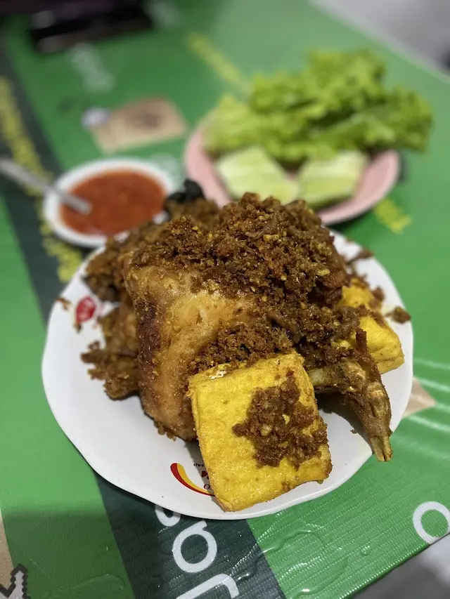 Rekomendasi Ayam Goreng Dekat Stasiun Bandung