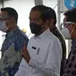 Presiden Joko Widodo (tengah) berbincang dengan Menteri Kesehatan Budi Gunadi Sadikin (kanan) saat meninjau vaksinasi COVID-19 di Stasiun Bogor, Jawa Barat, Kamis (17/6/2021). Vaksinasi di Stasiun Bogor menyasar petugas dan pekerja stasiun serta penumpang kereta. (Liputan6.com/Herman Zakharia)