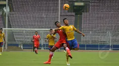 Pemain depan Persija, Saiful Indra Cahya (ketiga dari kiri) berebut bola dengan pemain Barito Putera saat laga uji coba di Stadion GBK Jakarta, Rabu (4/2/2015). Persija unggul 2-1 atas Barito Putera. (Liputan6.com/Helmi Fithriansyah)