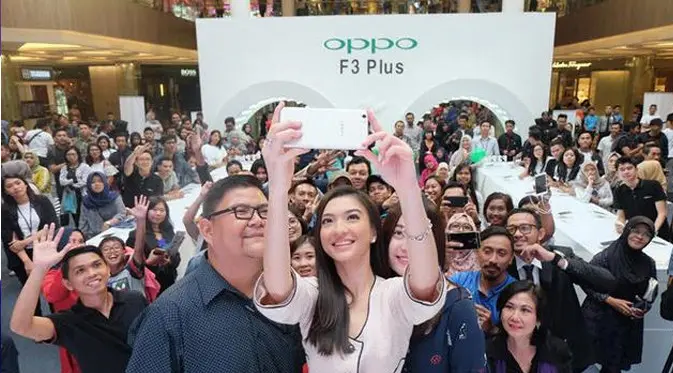 Raline Shah Melakukan Group Selfie Dengan OPPO F3 Plus