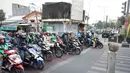 Kendaraan menunggu di lampu merah persimpangan Ramanda, Depok, Jawa Barat, Rabu (14/8/2019). Lampu merah tersebut nantinya akan menjadi lokasi pemutaran lagu berjudul Tiblantas yang dinyanyikan Wali Kota Depok Mohammad Idris. (Liputan6.com/Immanuel Antonius)