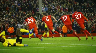 Bek Liverpool, Dejan Lovren (ketiga kanan) melakukan selebrasi usai mencetak gol kegawang Borussia Dortmund di leg kedua Liga Europa di stadion Anfield, Inggris, (15/4). Liverpool menang dramatis atas Dortmund dengan skor 4-3. (Reuters/Darren Staples)