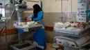 Media pemerintah Mesir mengatakan bayi-bayi yang dievakuasi dari Rumah Sakit Al Shifa di Jalur Gaza, Palestina, telah tiba di Mesir. (AP Photo/Fatima Shbair)