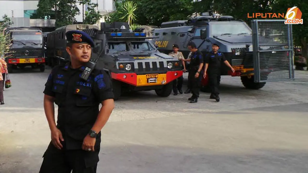 polisi-jaga-bbm-130621b.jpg