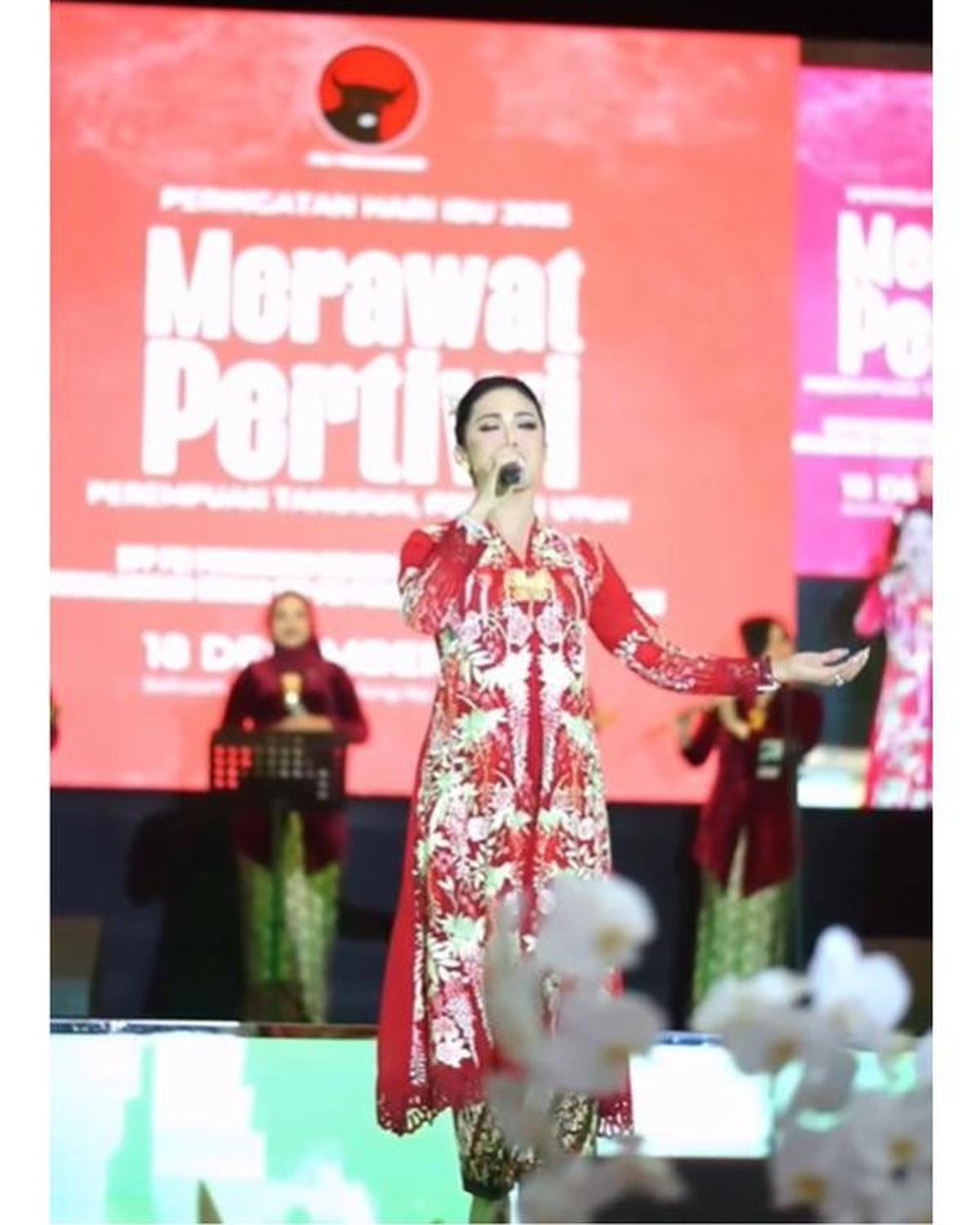 6 Potret Krisdayanti di Acara Hari Ibu Bersama Megawati, Anggun Berkebaya Panjang