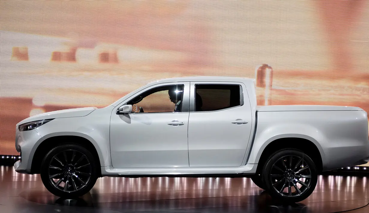 Mobil new Mercedes-Benz Pickup yang diperkenalkan di Galeri Artipelag, Stockholm, Swedia (25/10). Mercedes yang berbasis Nissan Navara ini diklaim menjadi kendaraan double mewah pertama di dunia. (Reuters/ Vilhelm Stokstad)