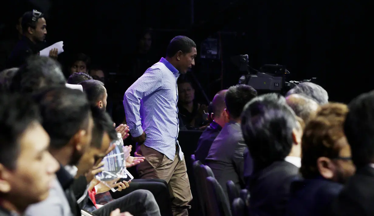 Erwin Lestaluhu orangtua dari Alfin Lestaluhu pada acara Indonesian Soccer Awards 2019 di Emtek City, Jumat (10/1/2020). Timnas Indonesia U-16 memensiunkan nomor punggung dua yang sebelumnya dipakai oleh Alfin Lestaluhu. (Bola.com/M Iqbal Ichsan)