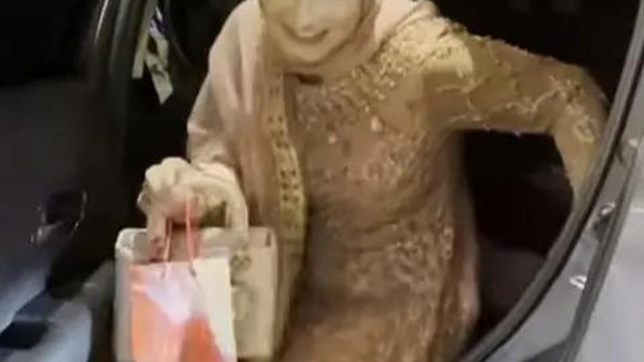 Banyak netizen yang menyebut Irish Bella tampak seperti seorang "Boneka India" dalam penampilannya.