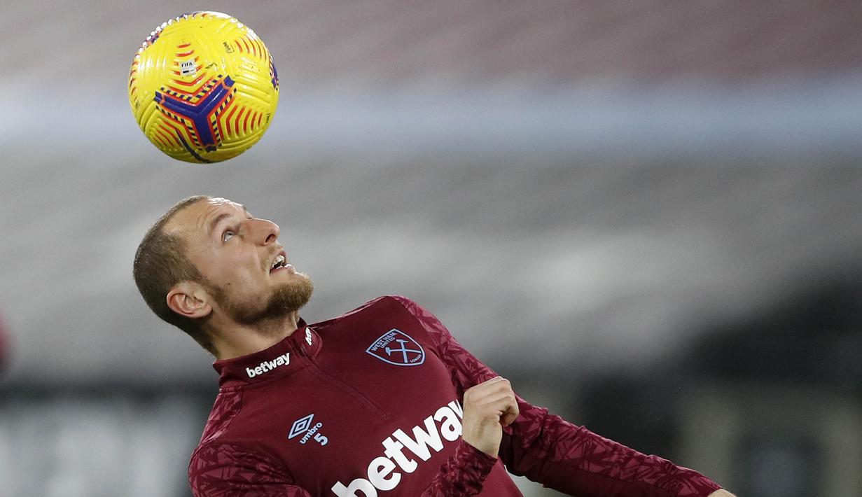Vladimir Coufal - Pemain asal Ceko ini tampil solid di lini pertahanan West Ham United musim ini. Tidak hanya handal dalam menghadang lawan Coufal juga mempunyai umpan-umpan silang akurat untuk para penyerang The Hammers. (Matthew Childs/pool/AFP)