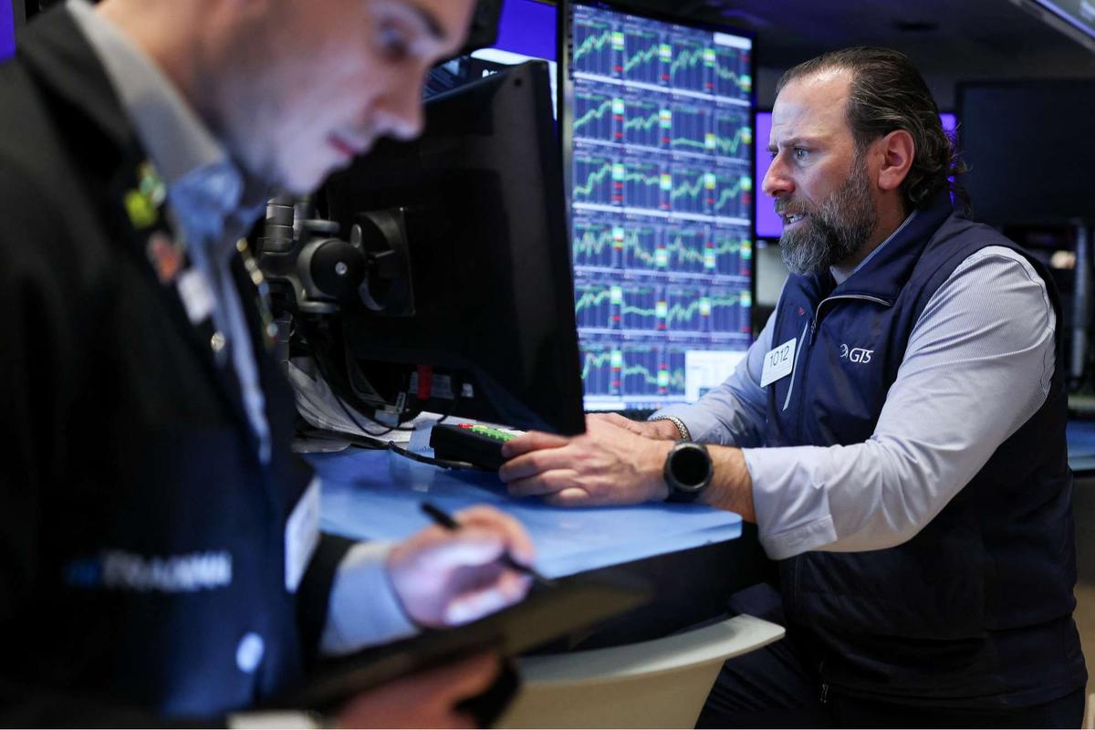 Wajah Cemas Trader Kala Wall Street 'Kebakaran' Imbas Kebijakan Tarif Imbal Balik Donald Trump