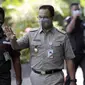 Gubernur DKI Jakarta Anies Baswedan (kanan) menyapa orang-orang saat tiba di halaman Gedung Komisi Pemberantasan Korupsi (KPK), Jakarta, Selasa (21/9/2021). Anies akan menjalani pemeriksaan dalam kasus dugaan korupsi pengadaan lahan di Munjul pada tahun 2019. (Liputan6.com/Angga Yuniar)