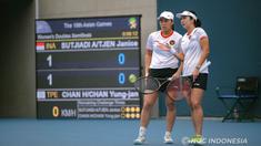 Perjuangan ganda putri Indonesia, Aldila Sutjiadi/Janice Tjen terhenti di semifinal cabor tenis Asian Games 2022 setelah ditaklukkan pasangan Chinese Taipei, Chan Hao Ching/Chan Yung Jan dengan dua set langsung 2-6, 2-6 dalam laga yang digelar di Hangzhou Olympic Centre Tennis, China, Kamis (28/9/2023) siang WIB. Dengan hasil ini, Aldila Sutjiadi/Janice Tjen dipastikan merebut medali perunggu. (NOC Indonesia/Hendri K Rahman)