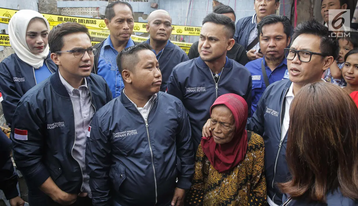 Artis sekaligus Ketua DPW PAN DKI Jakarta Eko Patrio bersama para pekerja seni menyambangi lokasi kebakaran di Taman Sari, Jakarta, Senin (5/2). (Liputan6.com/Faizal Fanani)