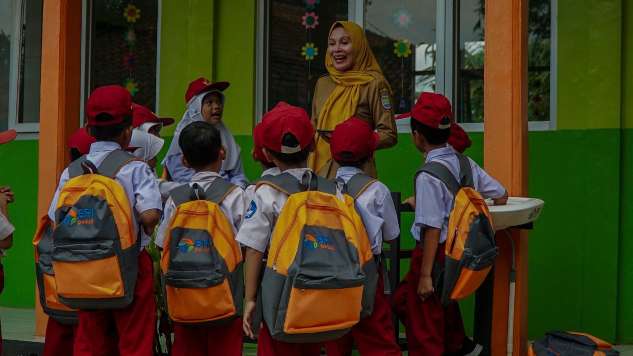 BRI Salurkan Beasiswa bagi Pelajar, Dorong Peningkatan Kualitas SDM Indonesia