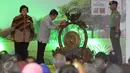 Wakil Presiden Jusuf Kalla (tengah) memukul gong saat membuka Pekan Lingkungan Hidup Kehutanan 2016 di Jakarta, Kamis (9/6/2016). Pekan Lingkungan Hidup Kehutanan 2016 berlangsung hingga 12 Juni, mendatang. (Liputan6.com/Helmi Fithriansyah)