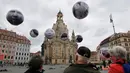 Warga melihat balon bergambar muka para pemimpin negara G7 yang dibuat oleh kelompok ONE, Dresden, Jerman, (27/5/2015). Dresden menjadi tuan rumah pertemuan menteri keuangan dan gubernur bank sentral G7. (REUTERS/Fabrizio Bensch)