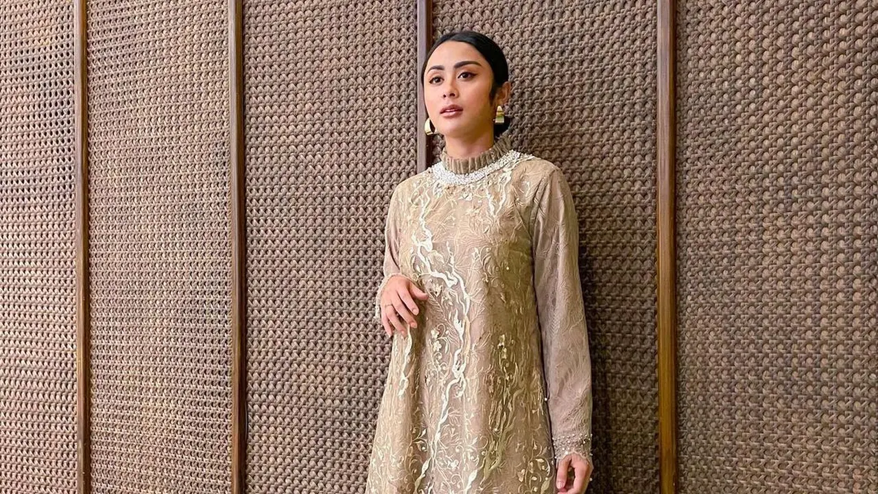 8 Inspirasi Baju Lebaran Satin dari Mikha Tambayong hingga Raline Shah