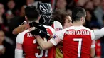 Striker Arsenal Pierre-Emerick Aubameyang mengenakan topeng superhero Black Panther memeluk rekannya usai mencetak gol ke gawang Stade Rennes pada leg kedua babak 16 besar Liga Europa di Stadion Emirates, London, Inggris  (14/3). (REUTERS/David Klein)