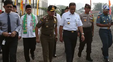 Gubernur DKI Jakarta Anies Baswedan ditemani Wakil Ketua KPK Laode M Syarief (kiri) saat memimpin apel penertiban reklame terpadu di Kuningan, Jakarta, Jumat (19/10). Secara simbolis Anies dan Laode menyegel sebuah reklame besar. (Merdeka.com/Imam Buhori)