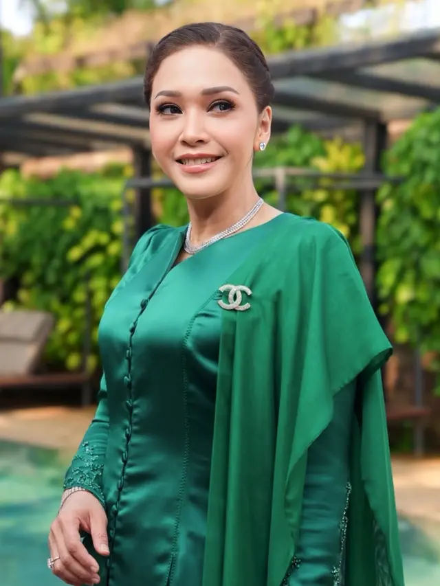 Maia Estianty Dibalut Baju dipadukan bros Chanel. [@maiaestiantyreal]