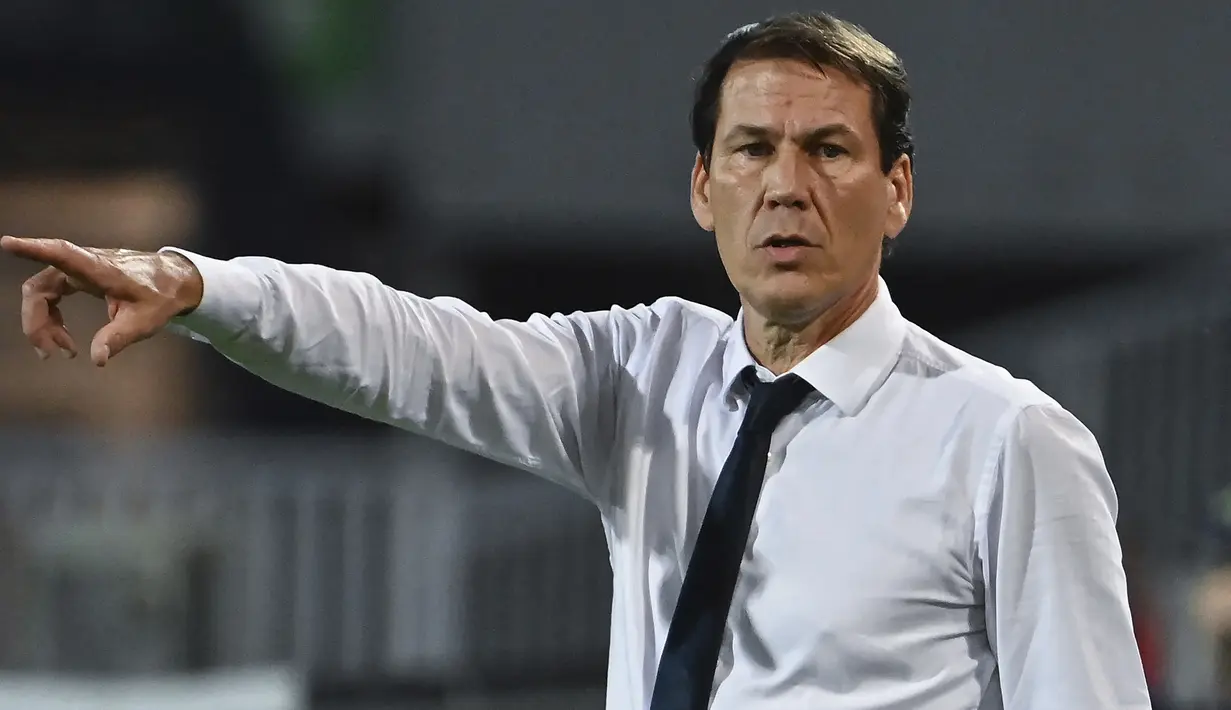 Rudi Garcia. Usai meninggalkan Olympique Lyon pada akhir musim 2020/2021, pelatih berusia 57 tahun ini hingga kini juga masih menganggur. Ia sempat membawa Lyon melaju hingga babak semifinal Liga Champions 2019/2020 sebelum ditaklukkan Bayern Munchen yang akhirnya menjadi juara. (AFP/Pascal Guyot)