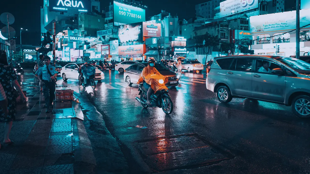 Ilutrasi berkendara motor saat hujan