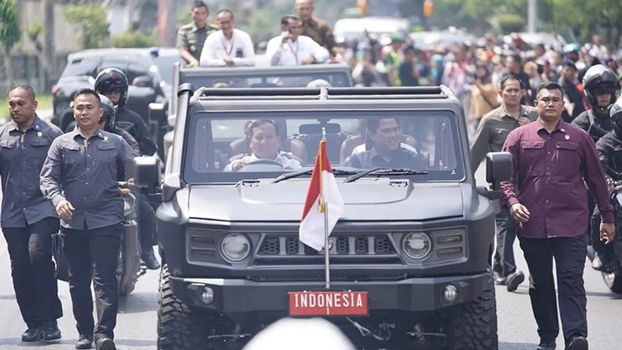 Momen Menhan Prabowo Subianto jadi sopir Presiden Jokowi dan Menteri BUMN Erick Thohir saat kunjungan di Pindad Malang