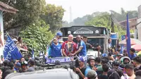 Pelatih Persib Bandung, Bojan Hodak dan dua pemain Persib Bandung, Marc Klok serta Victor Iqbonefo memegang trofi BRI Liga 1 2023/2024 saat diarak menuju kediaman Umuh Muchtar, Tanjungsari, Sumedang, Minggu (02/06/2024). (Bola.com/M Iqbal Ichsan)