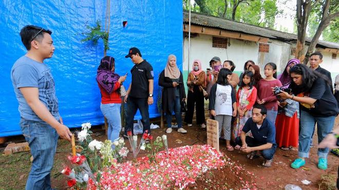 Penggemar Menangis dan Foto-foto di Makam Julia Perez ...