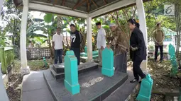 Suasana saat bakal calon gubernur Saifudin Aswari ziarah ke makam Sultan Mahmud Badaruddin di Palembang, Sumatera Selatan, Jumat (26/1). Saifudin Aswari merupakan Bupati Lahat dua periode yang juga Ketua DPD Gerindra Sumsel. (Liputan6.com/Aswari)