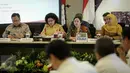 Menko PMK Puan Maharani (kedua kanan) saat memimpin rapat tingkat Menteri di Kementerian Kemenko PMK) Jakarta, Kamis (30/3). Rapat tersebut membahas pengendalian Defisit DJS Kesehatan. (Liputan6.com/Faizal Fanani)