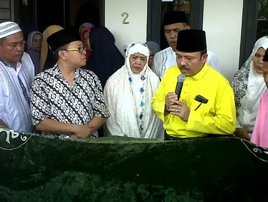 Keluarga dan kerabat dekat ketika mendoakan almarhum dr Ryan Thamrin eks presenter Dr Oz Indonesia di rumah, Pekanbaru, Jumat (08/04). dr Ryan meninggal di rumah kakaknya, Ferdi Thamrin, pada Jumat, pukul 03.30 WIB. (Liputan6.com/ M. Syukur)