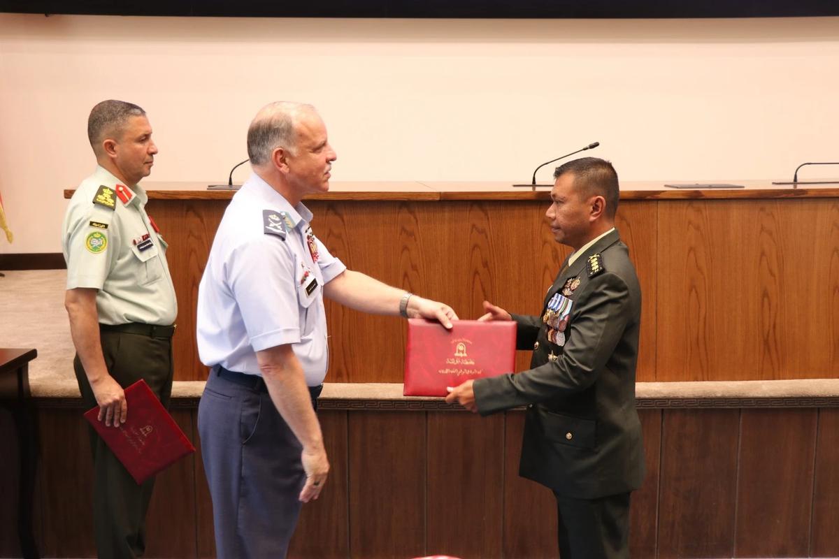 FOTO: Kolonel TNI AD Pertama Lulus Pendidikan Pertahanan Nasional Yordania