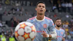 Laga Manchester United melawan BSC Young Boys merupakan penampilan yang ke-177 kali Ronaldo di Liga Champions. Hal tersebut berhasil menyamai rekor penampilan terbanyak dari Iker Casillas di Liga Champions. Sayangnya MU harus kalah walapun CR7 mencetak gol. (AFP/Sebastien Bozon)